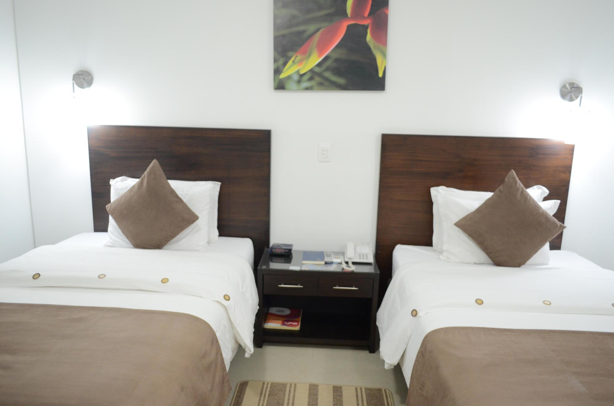 Hotel Pinares Plaza Перейра Экстерьер фото