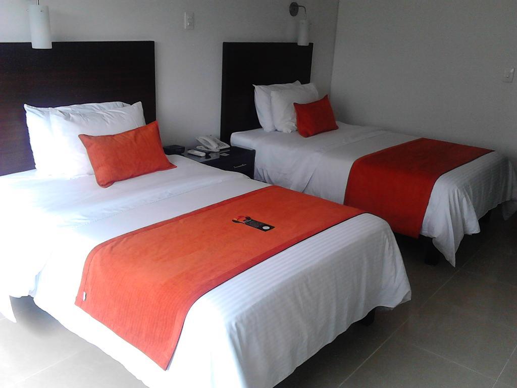 Hotel Pinares Plaza Перейра Экстерьер фото