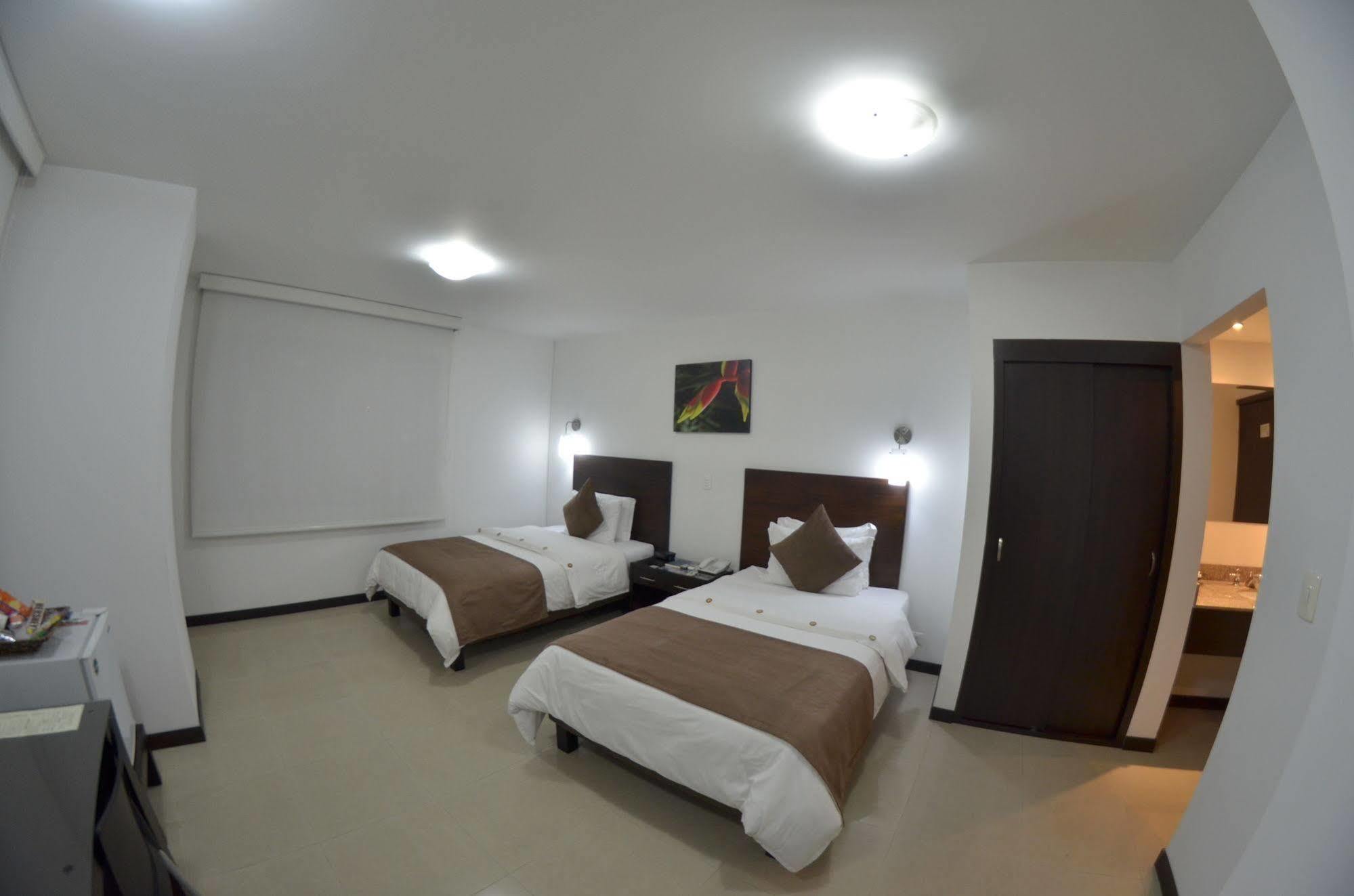 Hotel Pinares Plaza Перейра Экстерьер фото