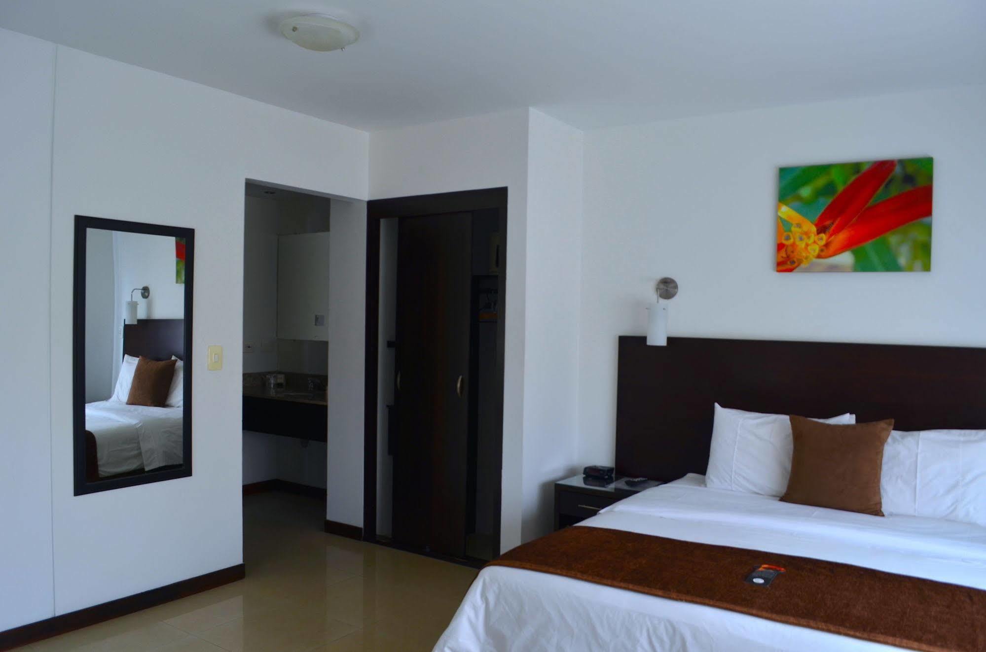 Hotel Pinares Plaza Перейра Экстерьер фото